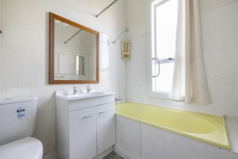 Photo of property in 16 Adderley Terrace, Ravensbourne, Dunedin, 9022