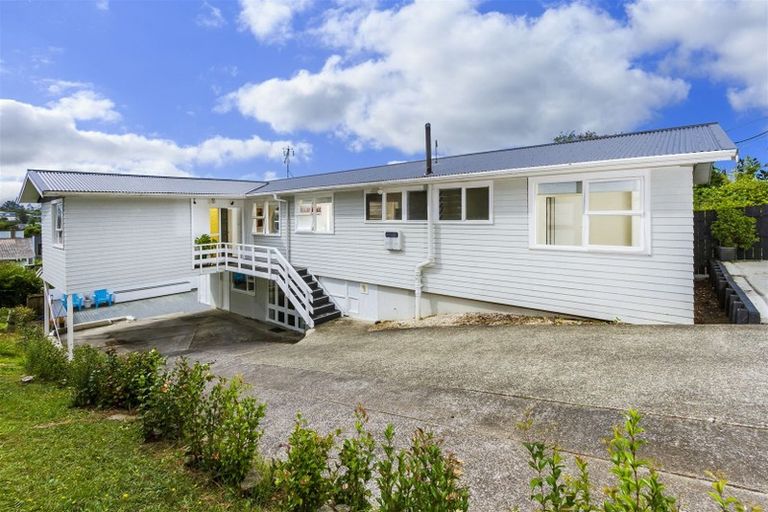 Photo of property in 2/253 Wairau Road, Totara Vale, Auckland, 0627