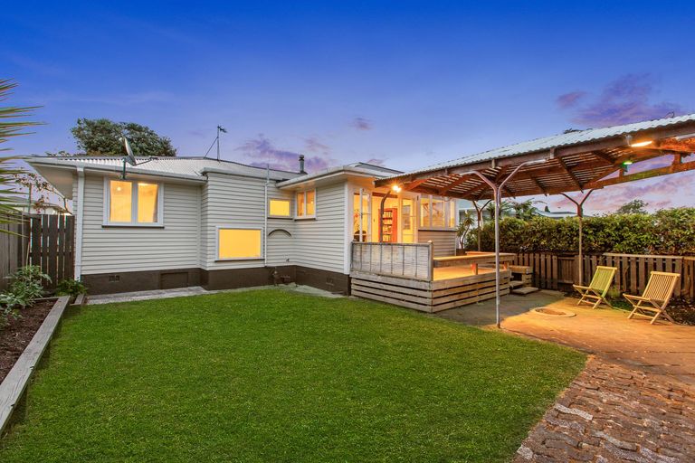 Photo of property in 1/29 Hill Crescent, New Lynn, Auckland, 0600