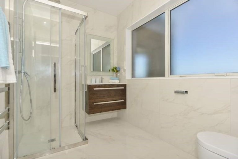 Photo of property in 32 Ngahere Views, Orewa, 0931