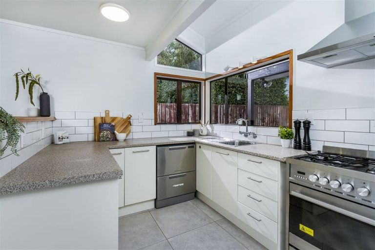 Photo of property in 1/3 Holdaway Avenue, Northcote, Auckland, 0627