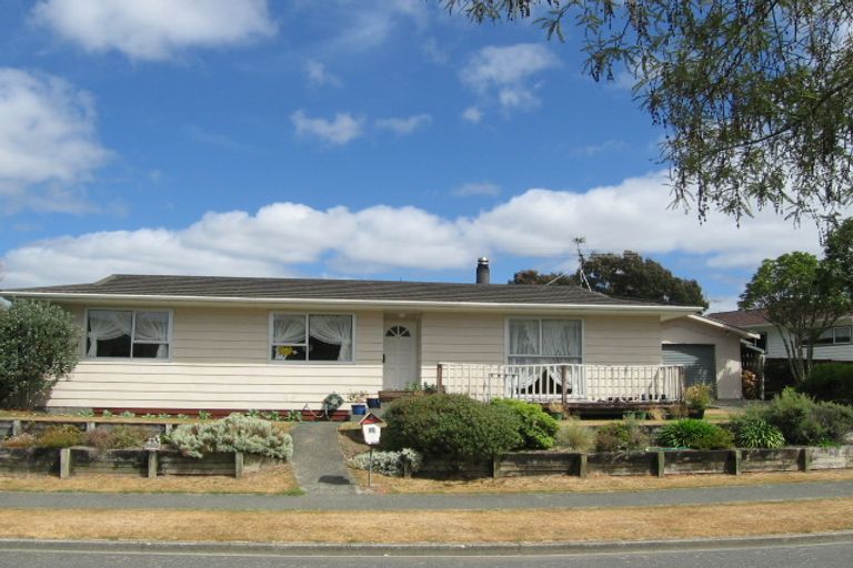 Photo of property in 17 Larchmont Grove, Totara Park, Upper Hutt, 5018