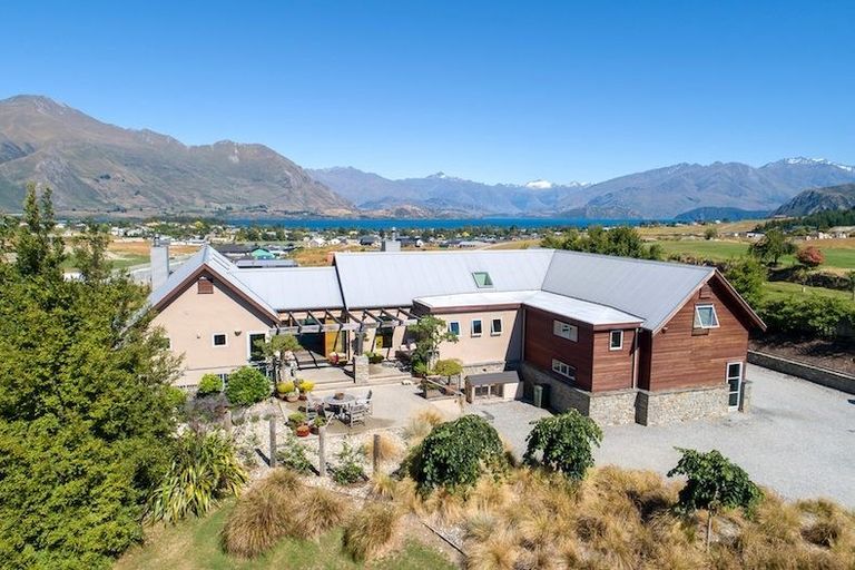 Photo of property in 1 Peak View Ridge, Wanaka, 9305