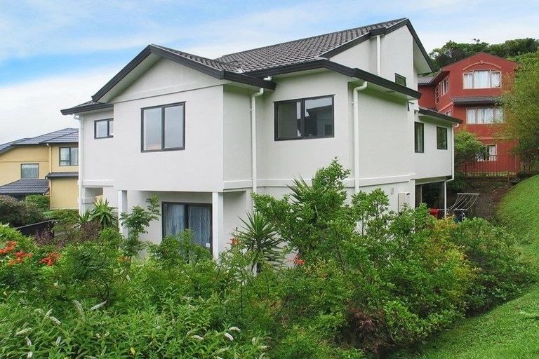 Photo of property in 39 Dress Circle, Newlands, Wellington, 6037