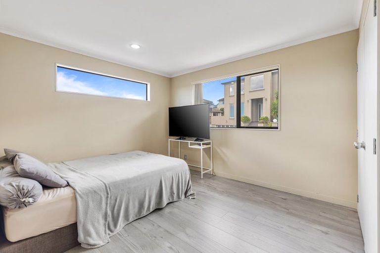 Photo of property in 12 Hilton Close, Fairview Heights, Auckland, 0632