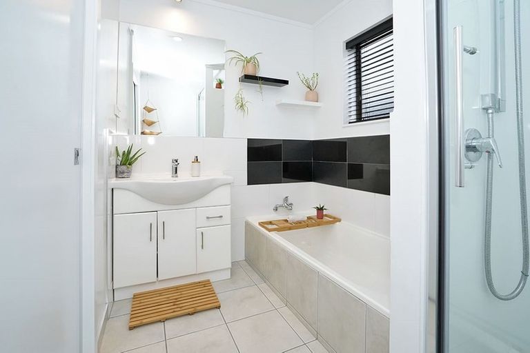 Photo of property in 10b Burn-murdoch Street, St Andrews, Hamilton, 3200