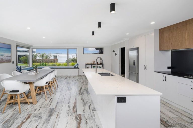 Photo of property in 15 Lady Jocelyn Place, Whitianga, 3510