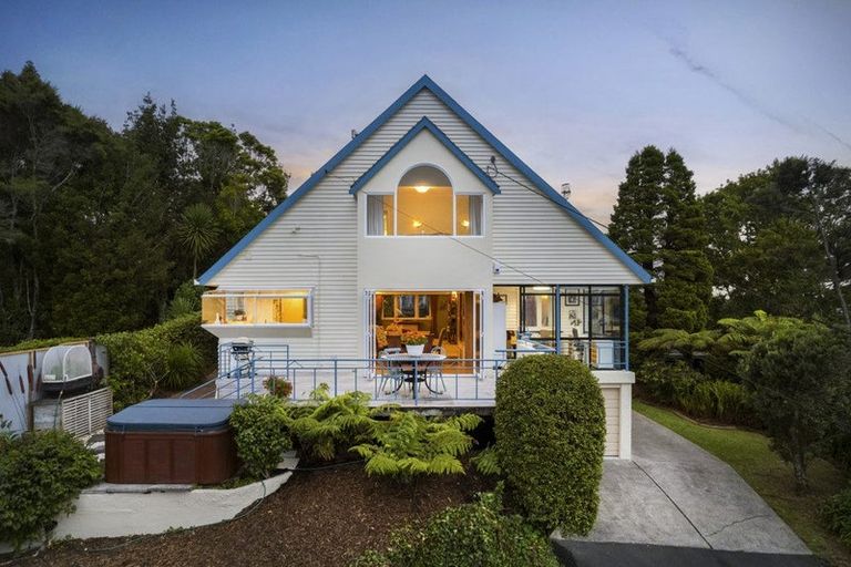 Photo of property in 98 Takahe Road, Titirangi, Auckland, 0604