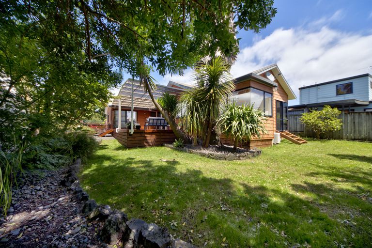 Photo of property in 3 Avonleigh Road, Green Bay, Auckland, 0604