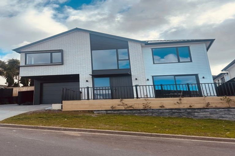 Photo of property in 1a Adelie Place, Murrays Bay, Auckland, 0630