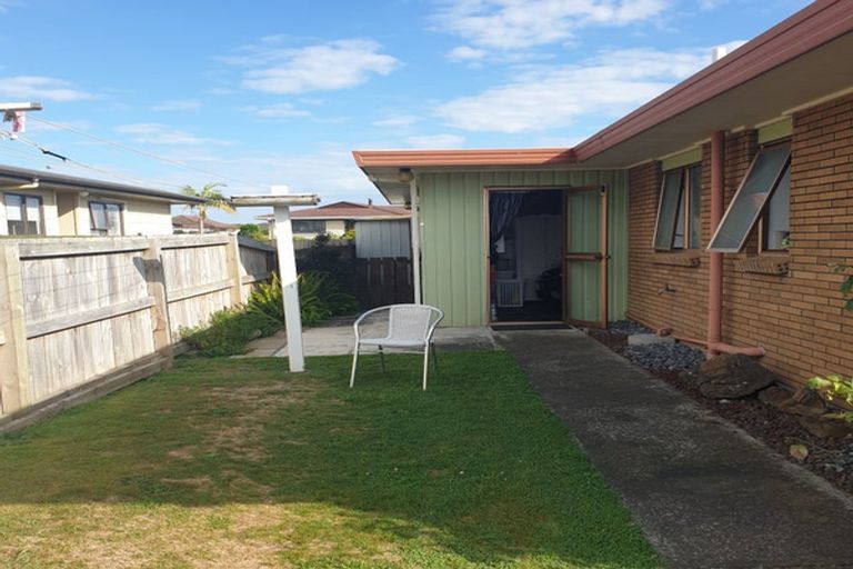 Photo of property in 17a Edgewater Parade, Waiuku, 2123