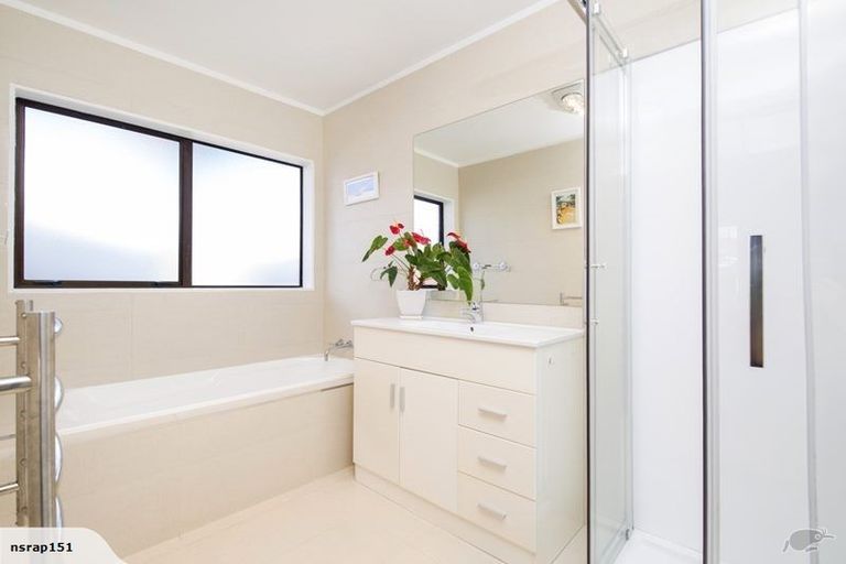 Photo of property in 3b Mirabell Place, Golflands, Auckland, 2013