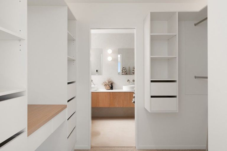 Photo of property in 2/1 The Brae, Mount Pleasant, Christchurch, 8081