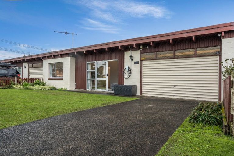 Photo of property in 1/2 Edwards Avenue, Henderson, Auckland, 0610