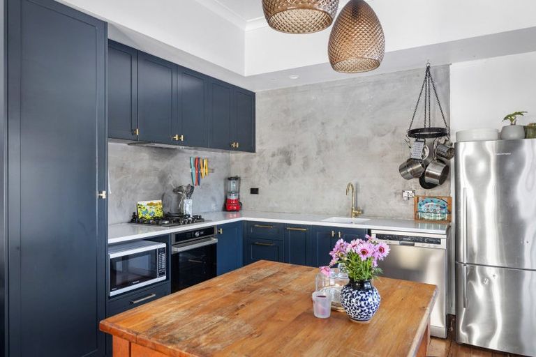 Photo of property in 36 Belt Road, Moturoa, New Plymouth, 4310