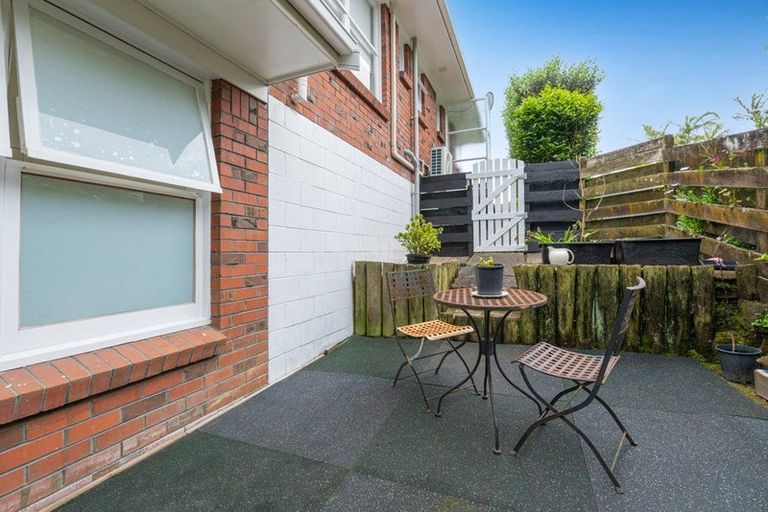 Photo of property in 2/10 Nea Place, Hillcrest, Auckland, 0627