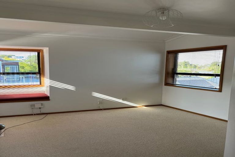 Photo of property in 9 Poaka Place, Beach Haven, Auckland, 0626