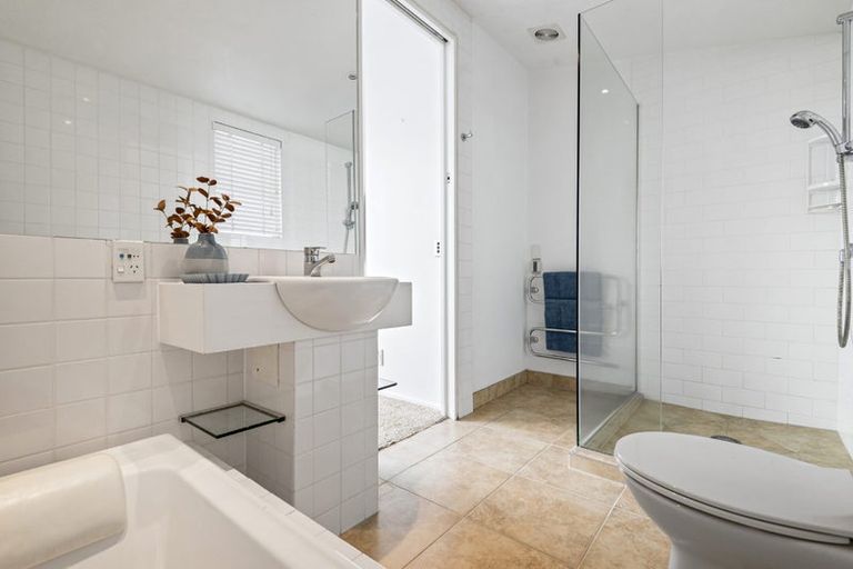 Photo of property in 1/598 Beach Road, Rothesay Bay, Auckland, 0630