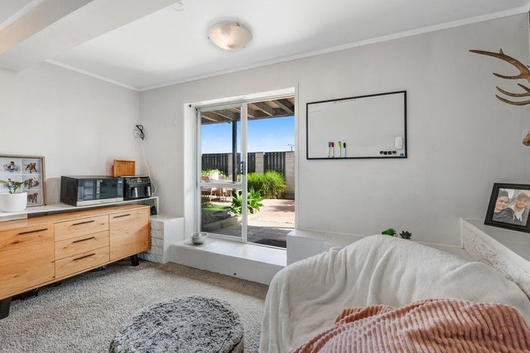 Photo of property in 12 Makiri Street, Helensville, 0800