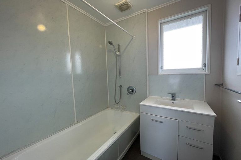 Photo of property in 10/55 Apu Crescent, Lyall Bay, Wellington, 6022