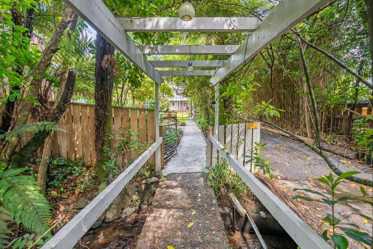 Photo of property in 82 Pinehaven Road, Pinehaven, Upper Hutt, 5019