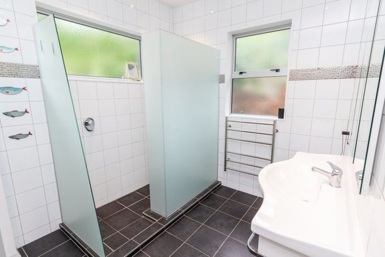 Photo of property in 30c Collins Avenue, Tawa, Wellington, 5028