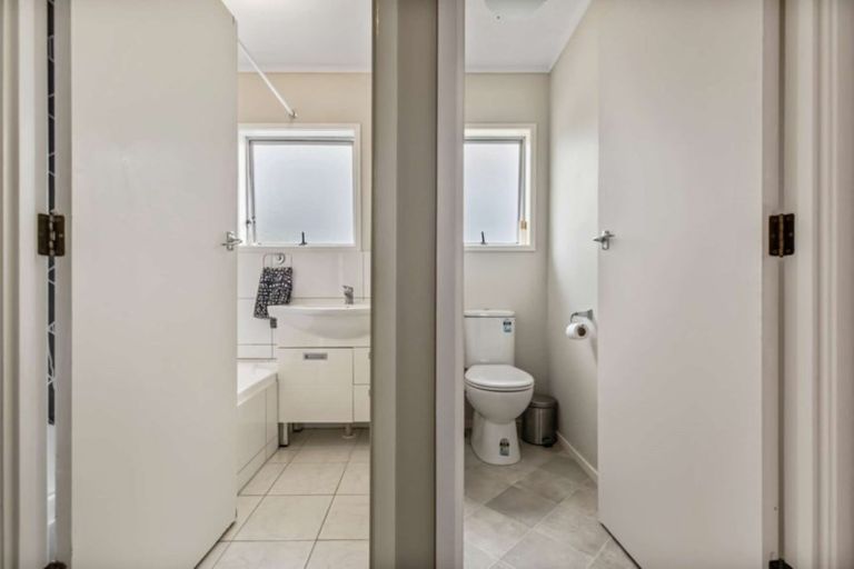 Photo of property in 2/11 Longreach Drive, Sunnyvale, Auckland, 0612