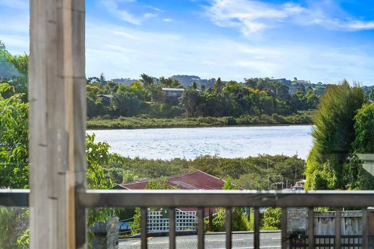 Photo of property in 1 The Terrace, Herald Island, Auckland, 0618