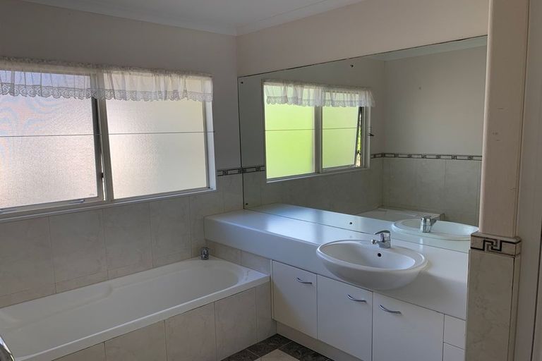 Photo of property in 26 Delmont Close, East Tamaki Heights, Auckland, 2016