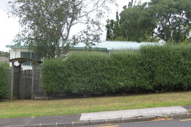 Photo of property in 2/2 Sunhaven Avenue, Glenfield, Auckland, 0629