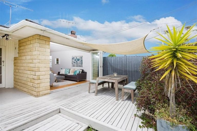 Photo of property in 1/19 Becroft Drive, Forrest Hill, Auckland, 0620