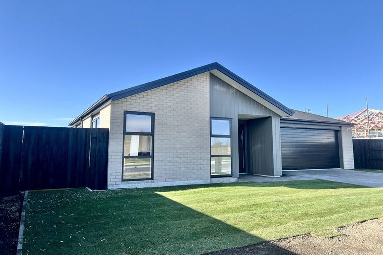 Photo of property in 28 Hanmer Crescent, Rangiora, 7400