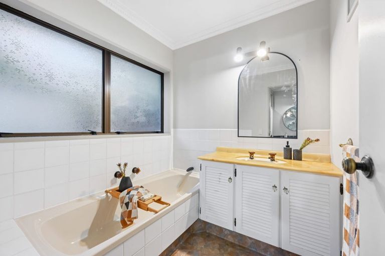 Photo of property in 24 Burn-murdoch Street, St Andrews, Hamilton, 3200