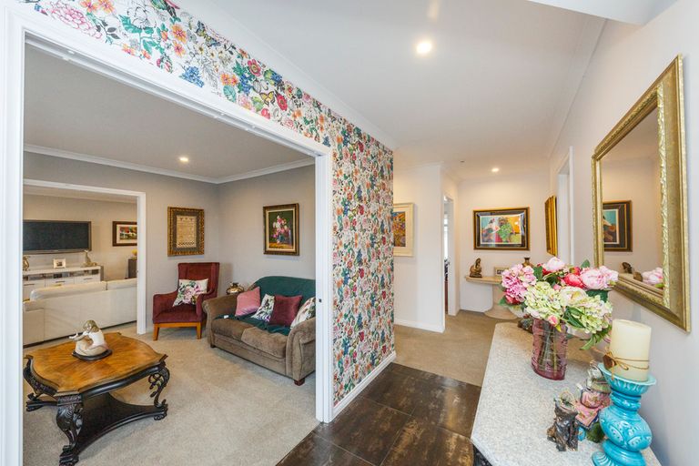 Photo of property in 124 Johnstone Drive, Fitzherbert, Palmerston North, 4410