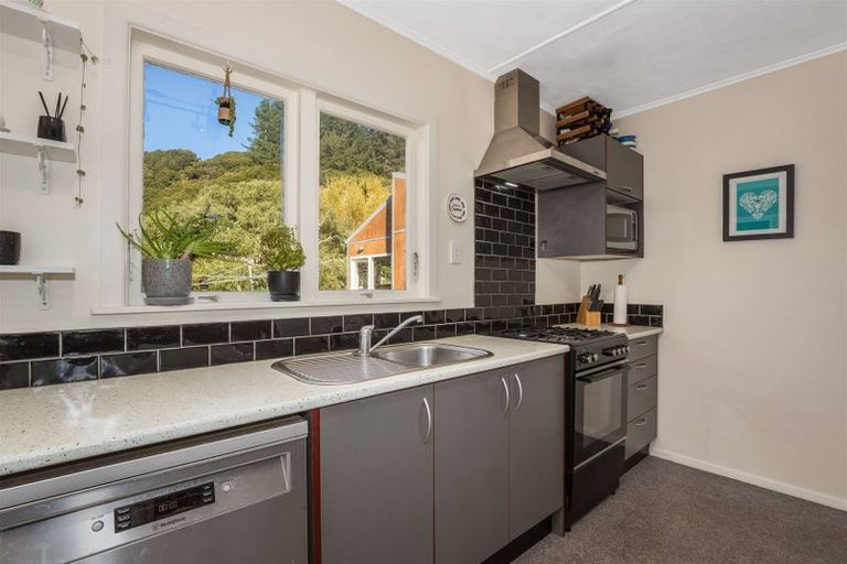 Photo of property in 27 Gardiner Grove, Wainuiomata, Lower Hutt, 5014