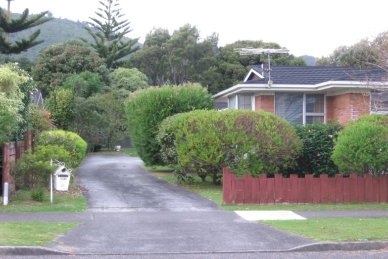 Photo of property in 30a Rewarewa Crescent, Waikanae, 5036