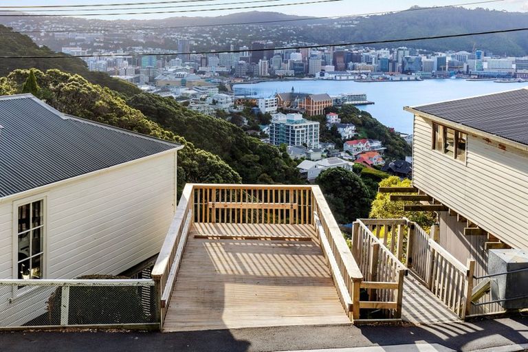 Photo of property in 53 Palliser Road, Roseneath, Wellington, 6011