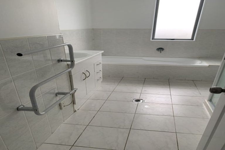 Photo of property in 25/3 Hulme Place, Henderson, Auckland, 0612