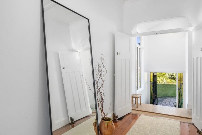 Photo of property in 8 Tiri Road, Milford, Auckland, 0620