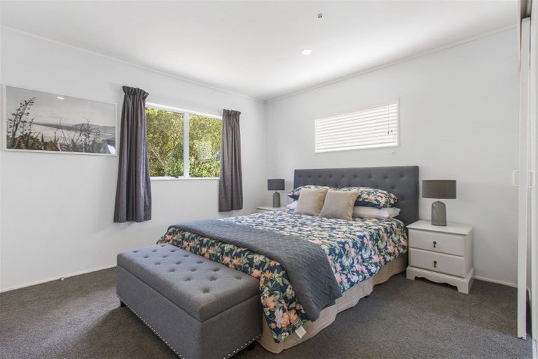 Photo of property in 2/30 Witheford Drive, Bayview, Auckland, 0629