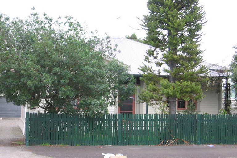 Photo of property in 32 Colombo Street, Hokowhitu, Palmerston North, 4410