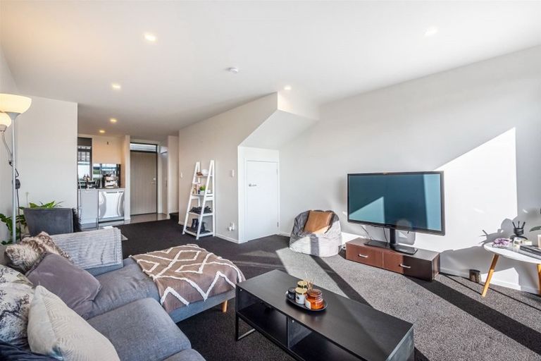 Photo of property in 4/15 Chivalry Road, Glenfield, Auckland, 0629