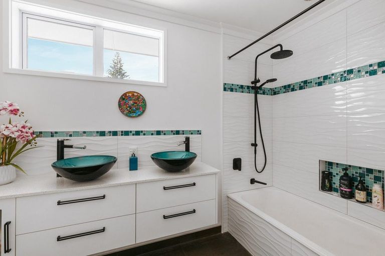 Photo of property in 95a Harbour View Road, Omokoroa, 3114