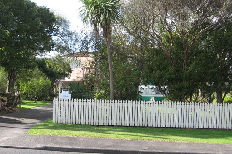 Photo of property in 5 Renata Crescent, Te Atatu Peninsula, Auckland, 0610