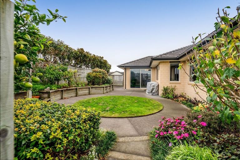 Photo of property in 6 Saint Andrews Parkway, Waiwhakaiho, New Plymouth, 4312