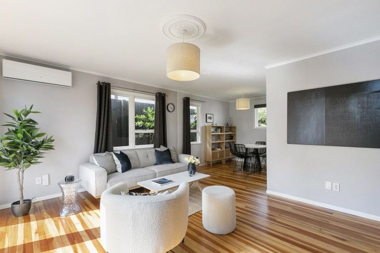 Photo of property in 49 Cotswold Crescent, Newlands, Wellington, 6037