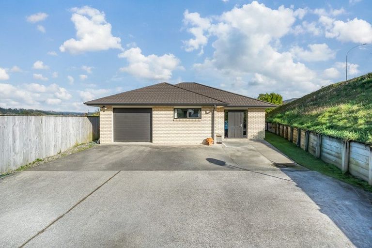 Photo of property in 94 Sunstone Crescent, Timberlea, Upper Hutt, 5018