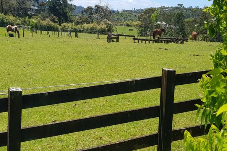 Photo of property in 4/3 Orwell Road, Greenhithe, Auckland, 0632