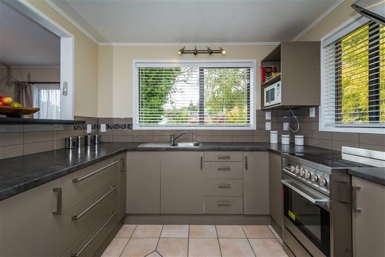 Photo of property in 2 Serrata Place, Browns Bay, Auckland, 0630