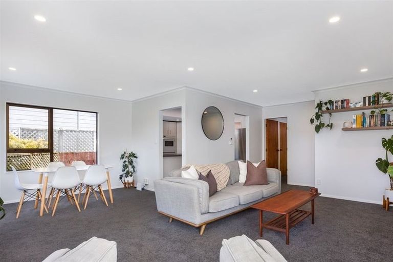 Photo of property in 10 Albatross Close, Whitby, Porirua, 5024